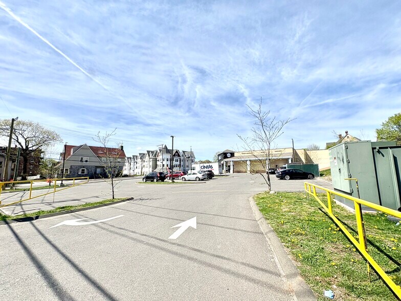 More Photos Of 96 Grove St, Waterbury Supermarket For Sale