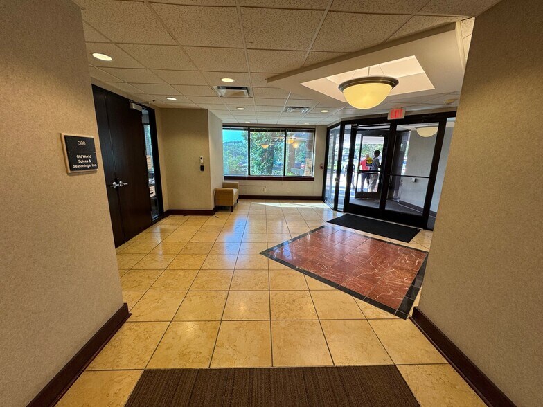 More Photos Of 4370 W 109th St, Overland Park Office For Lease