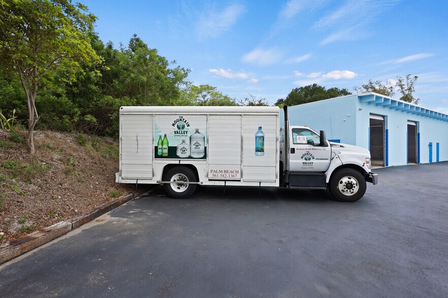 More Photos Of 2605 Kelly Ln, Lake Worth Light Distribution For Lease