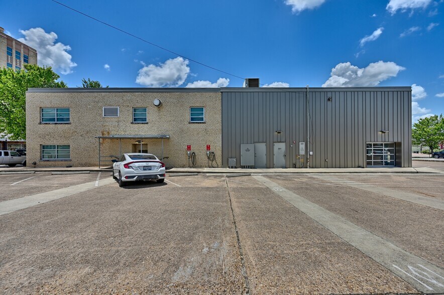 More Photos Of 301 N Main St, Bryan Office For Lease