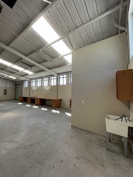 More Photos Of 621 Cow Alley Rd, Waxahachie Showroom For Sale