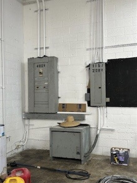 More Photos Of 2751-2755 NW 75th St, Miami Warehouse For Lease