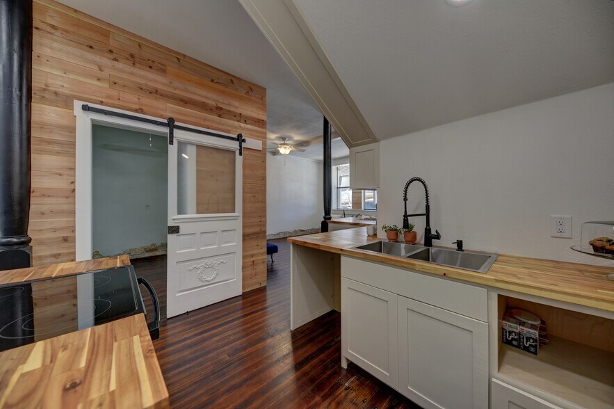 More Photos Of 103 N Main, Moulton Showroom For Sale