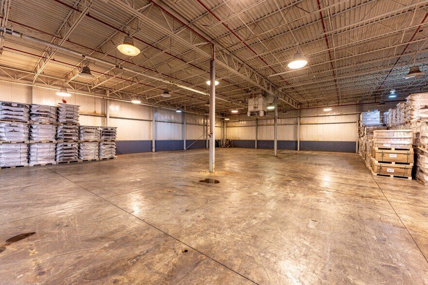 More Photos Of 200 Universal Dr, Centerville Distribution For Lease