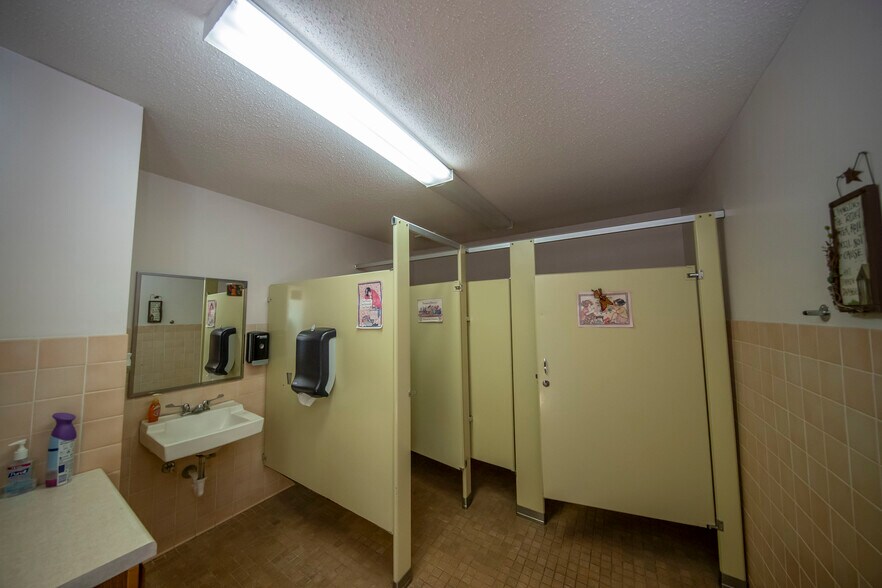 More Photos Of 337 Brady Ave, Caspian Office For Sale