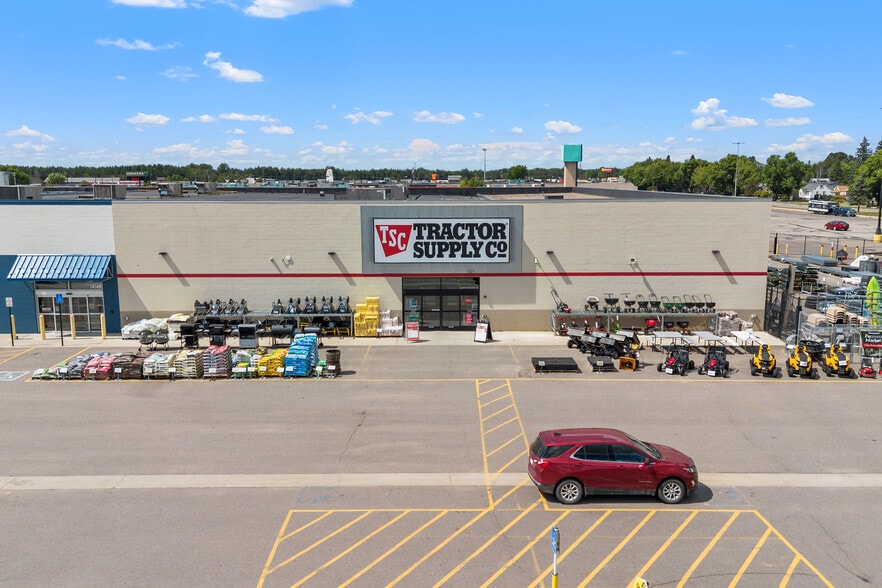 More Photos Of 1414 S 12th Ave, Virginia General Retail For Sale