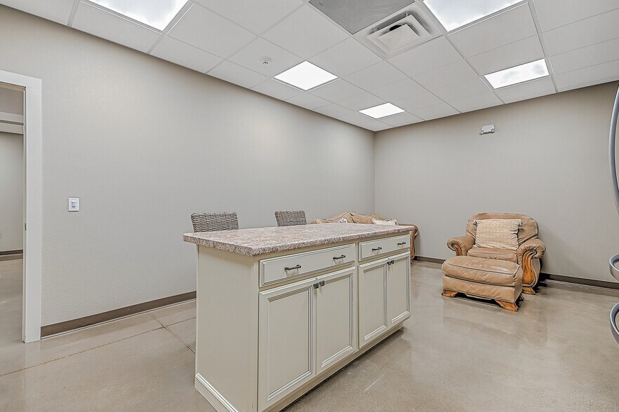 More Photos Of 317 Bluff City Hwy, Bristol Flex For Sale