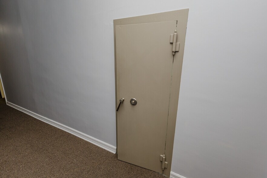 More Photos Of 724 N Main St, Newton Storefront For Sale