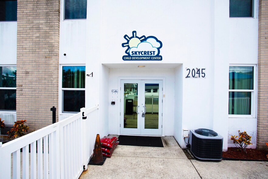 More Photos Of 2045 Drew St, Clearwater Schools For Lease