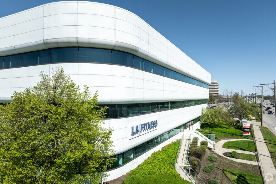 More Photos Of 5440 N Cumberland Ave, Chicago Office For Lease