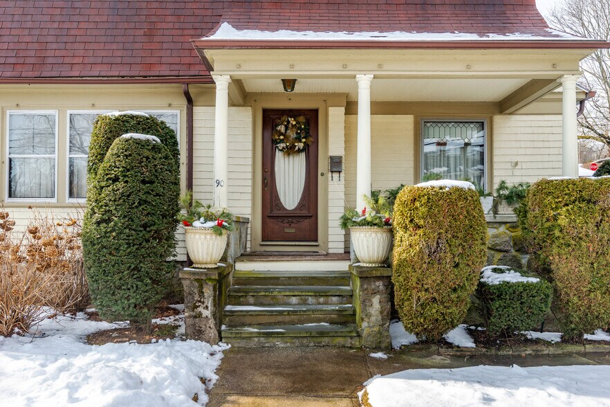 More Photos Of 90 Putnam Pike, Johnston Flex For Sale