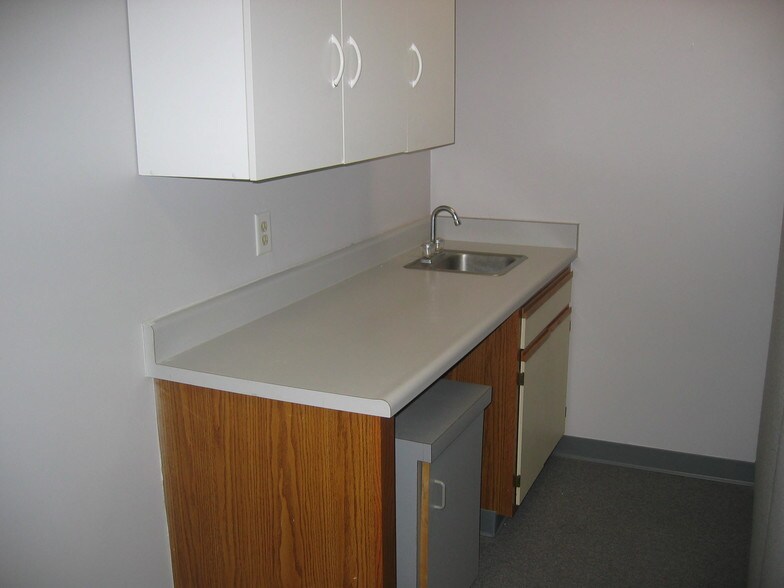 More Photos Of 4214 Fleur Dr, Des Moines General Retail For Lease