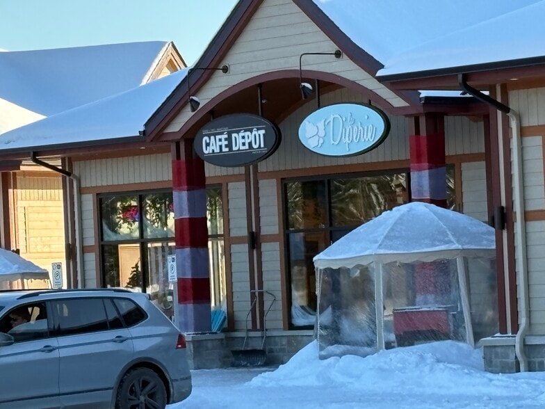 More Photos Of 175 Montée Ryan, Mont-tremblant Freestanding For Lease