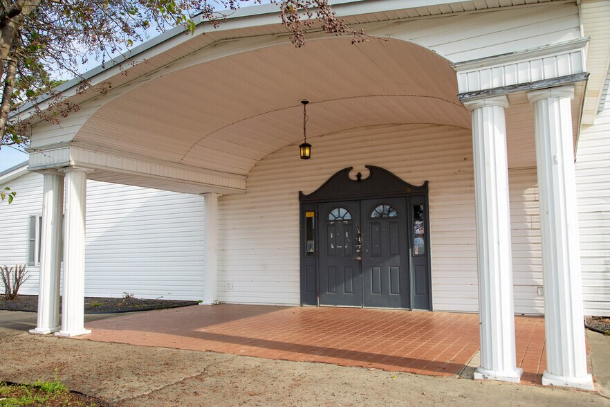 More Photos Of 1686 GOLDEN ISLE W, Baxley Restaurant For Sale