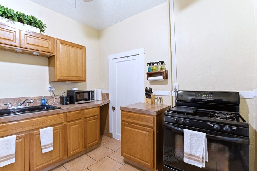More Photos Of 615 Keleher Ave NW, Albuquerque Flex For Sale