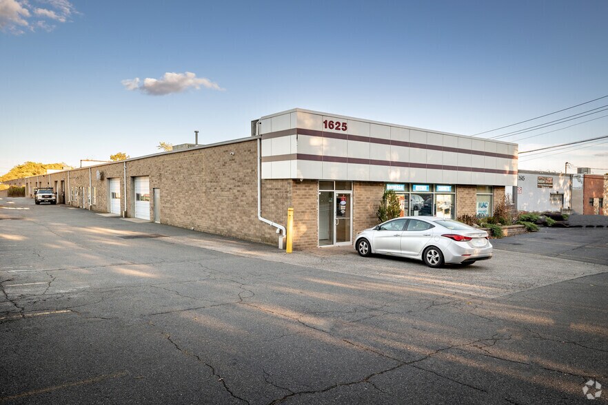 More Photos Of 1625 Sycamore Ave, Bohemia Warehouse For Lease