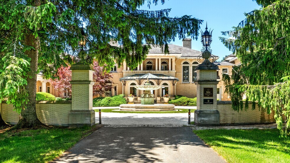 More Photos Of 11 Hawthorne Rd, Lenox Hotel For Sale