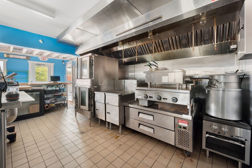 More Photos Of 17 S Main St, Brooklyn Freestanding For Sale