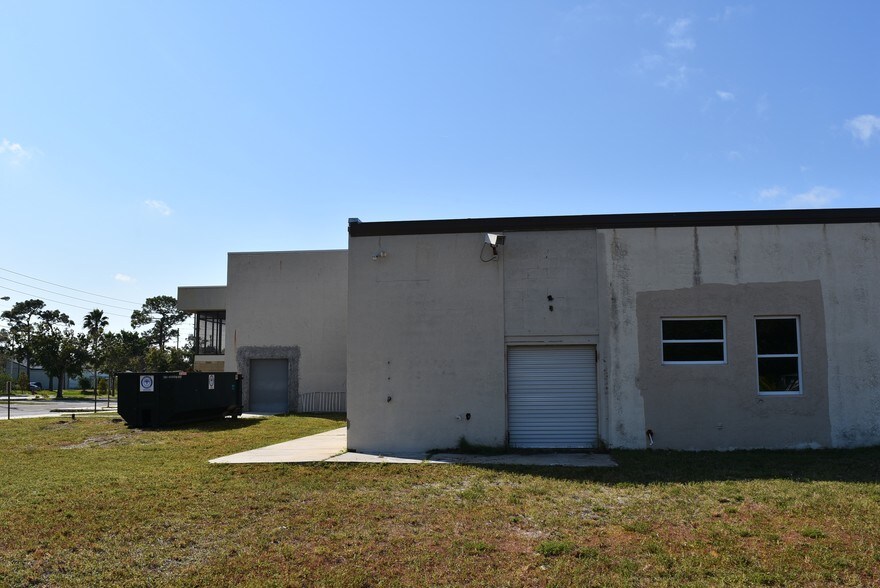 More Photos Of 2147 Pine Forest Dr, Clearwater Warehouse For Sale