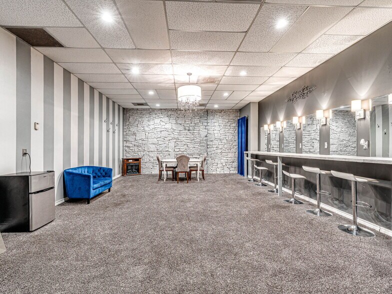 More Photos Of 6009 NW Expressway St, Oklahoma City Specialty For Sale