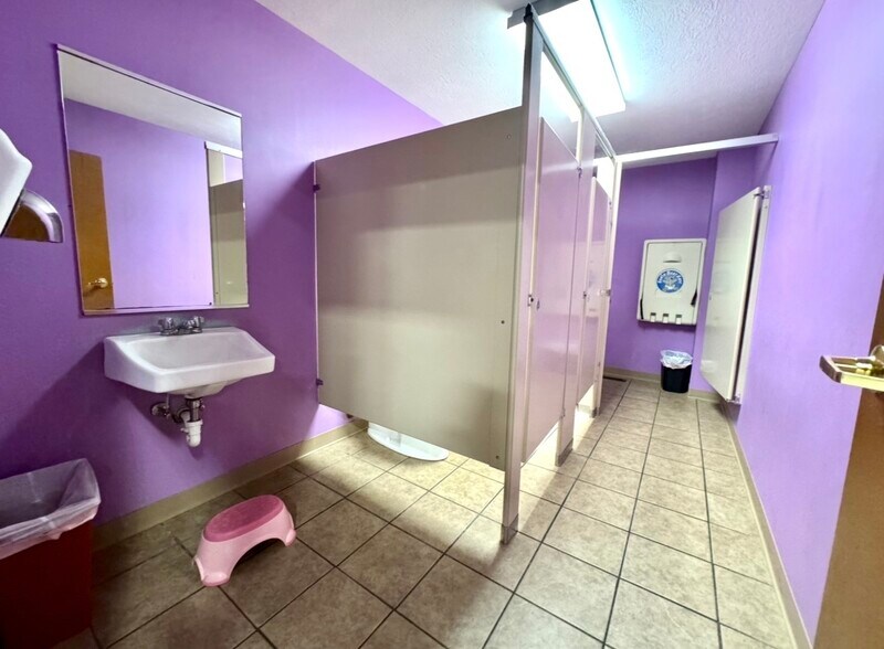 More Photos Of 2509 S 1st St, Terre Haute Showroom For Sale