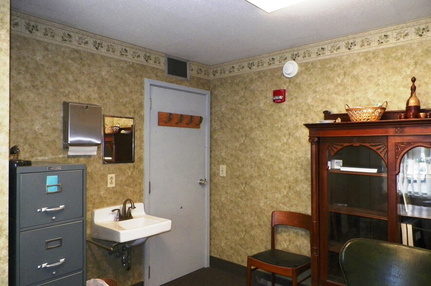 More Photos Of 1524 Atwood Ave, Johnston Medical For Lease