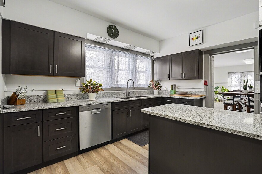 More Photos Of 302 Tuscola Rd, Bay City Hospitality For Sale