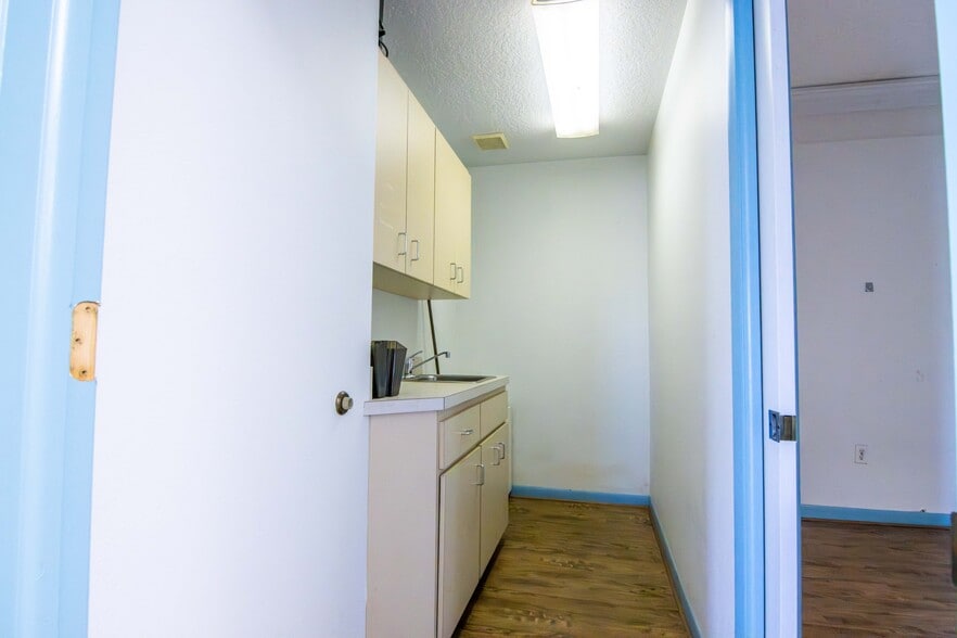 More Photos Of 4801 49th St N, Saint Petersburg Office For Sale