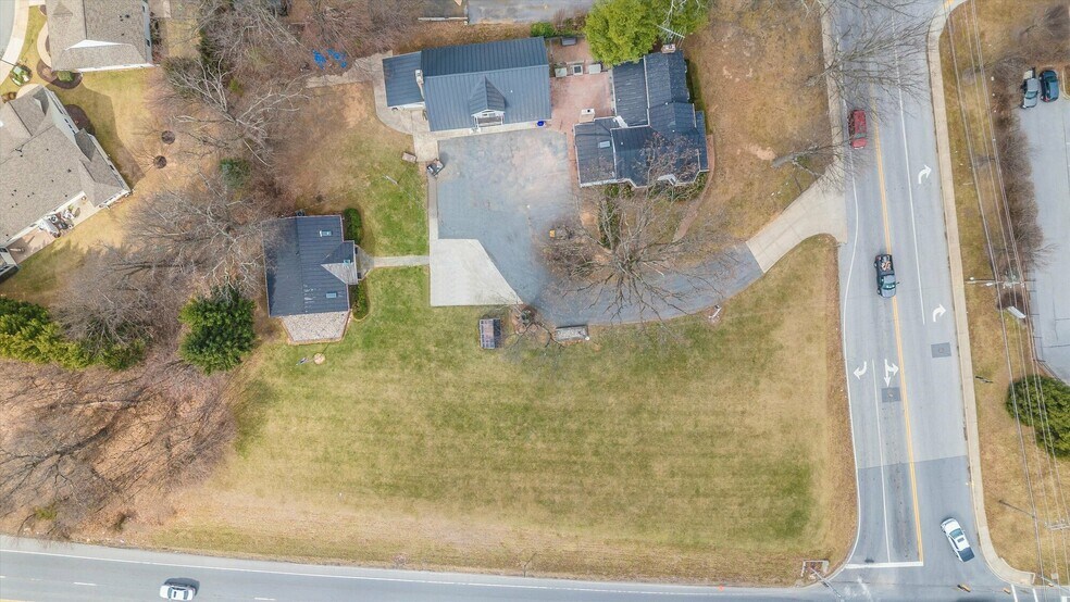 More Photos Of 806 Park Ave, Mount Airy Office For Sale