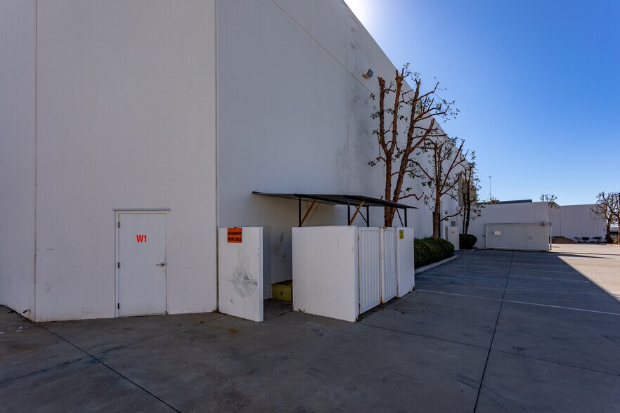 More Photos Of 10730 Bell Ct, Rancho Cucamonga Warehouse For Lease