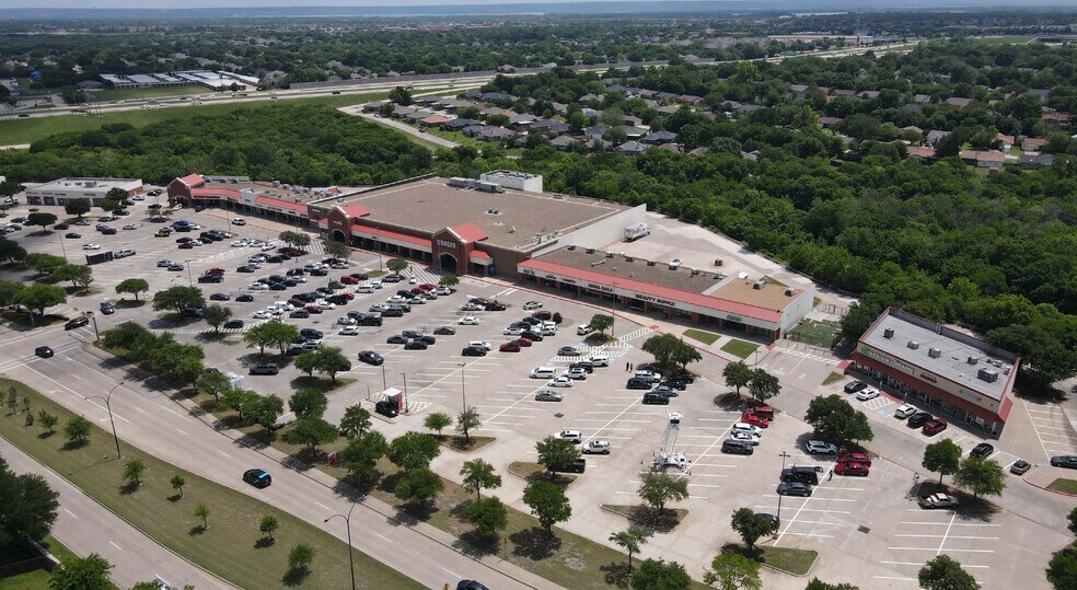 More Photos Of 2344-2400 SE Green Oaks Blvd, Arlington General Retail For Lease