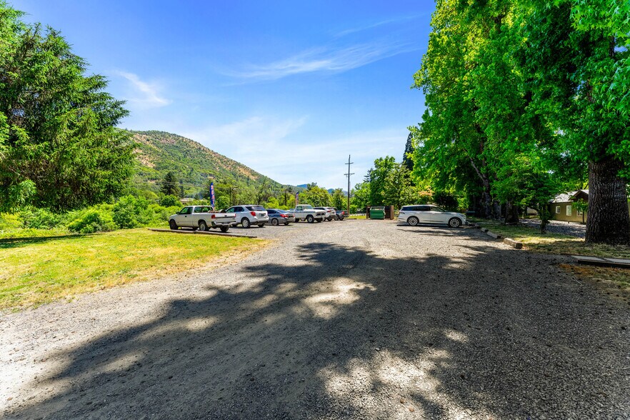 More Photos Of 5333 Rogue River Hwy, Gold Hill Multifamily For Sale