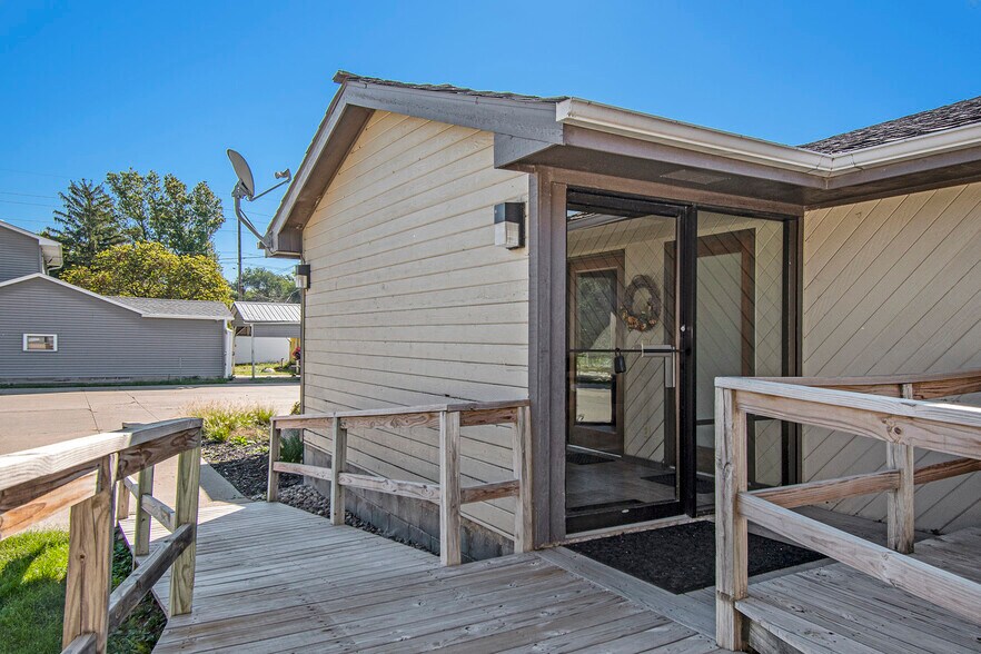 More Photos Of 1010 N Broadway St, Red Oak Medical For Sale