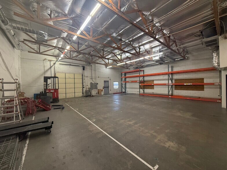More Photos Of 325 W Melinda Ln, Phoenix Manufacturing For Lease