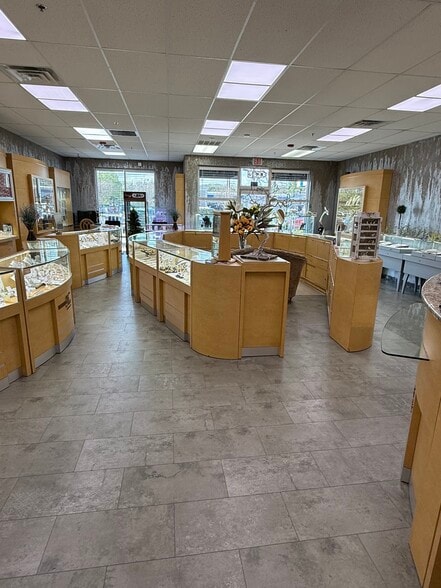 More Photos Of 11124 Kingston Pike, Knoxville Freestanding For Lease