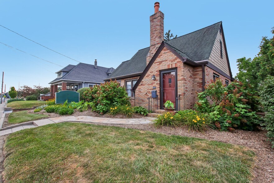More Photos Of 399 W Main St, Greenwood Office For Sale