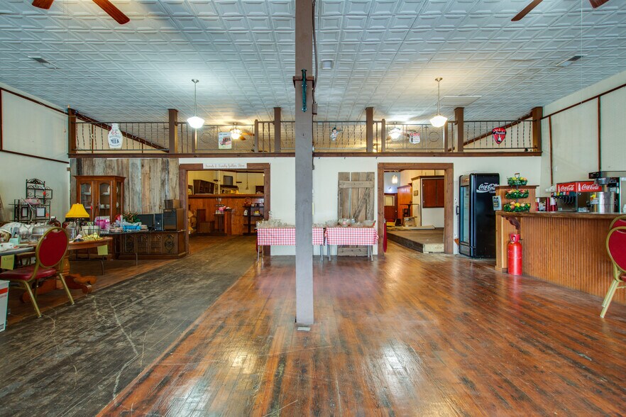 More Photos Of 108 W Walnut St, Smithville Restaurant For Sale