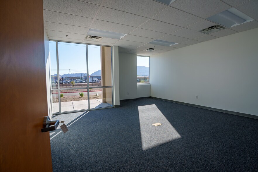 More Photos Of 5005 E Cartier Ave, Las Vegas Service For Lease