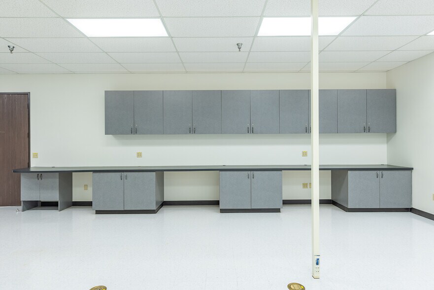 More Photos Of 2223 Eastman Ave, Ventura Manufacturing For Lease