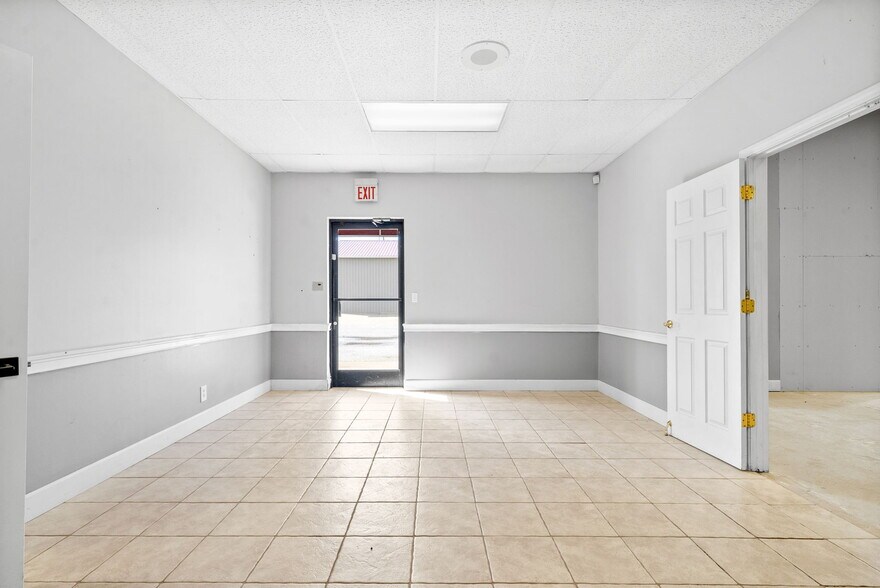 More Photos Of 131 Corporate Dr, Clarksville Flex For Lease