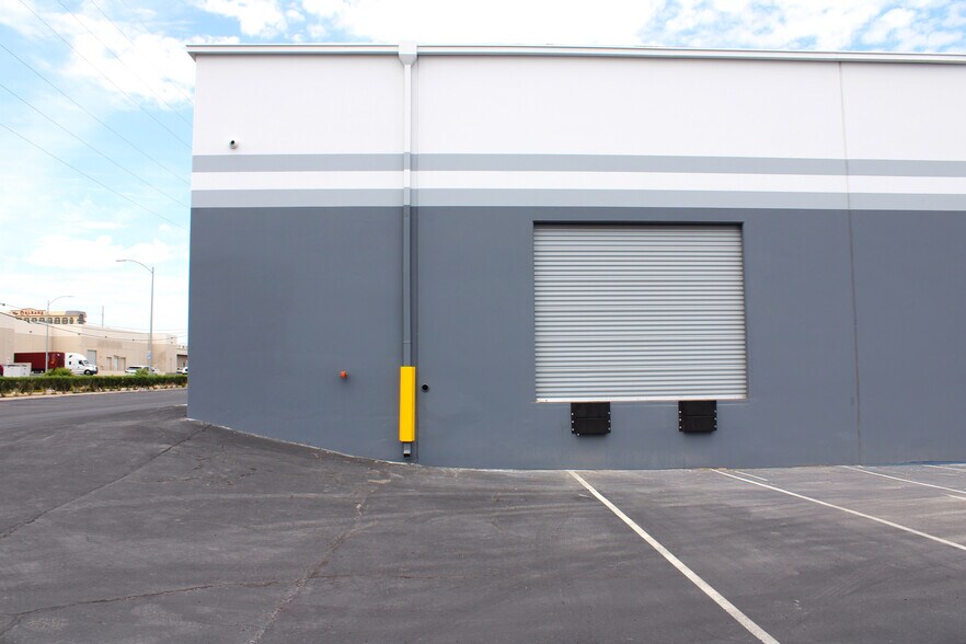 More Photos Of 3950 W Harmon Ave, Las Vegas Warehouse For Lease