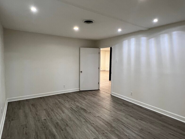 More Photos Of 835 N Capitol Ave, Indianapolis Light Distribution For Lease