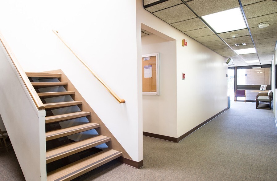 More Photos Of 837 S Fair Oaks Ave, Pasadena Office For Lease