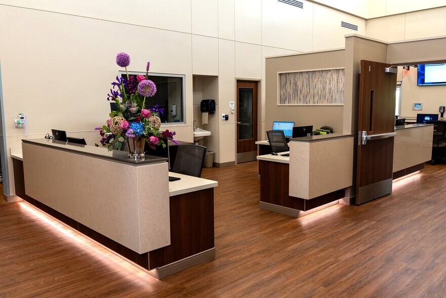 More Photos Of 7246 W 75th St, Overland Park Hospital For Lease