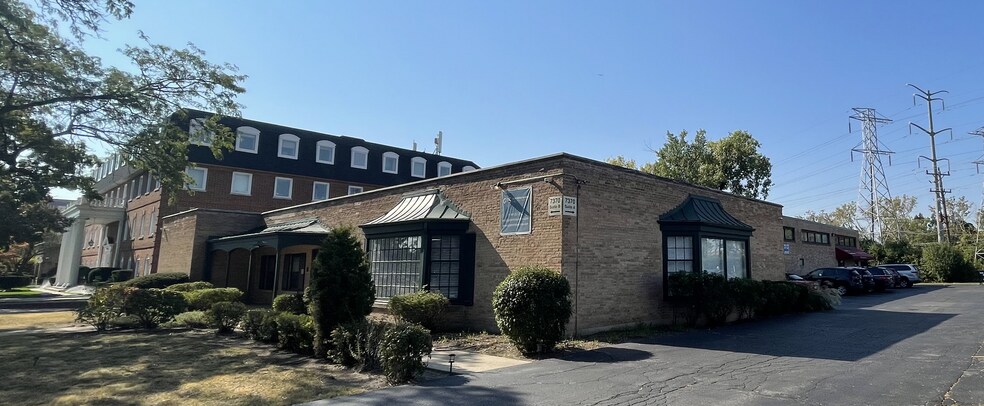 More Photos Of 7370 N Lincoln Ave, Lincolnwood Office For Sale