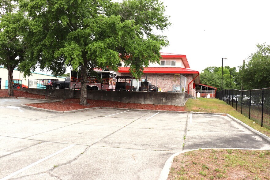 More Photos Of 8232 Market St, Wilmington Freestanding For Sale
