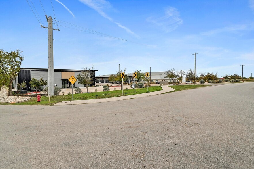 More Photos Of 300 Co Rd 199, Hutto Flex For Lease