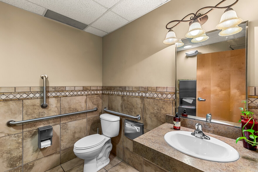 More Photos Of 10 N Chelan Ave, Wenatchee Veterinarian Kennel For Lease