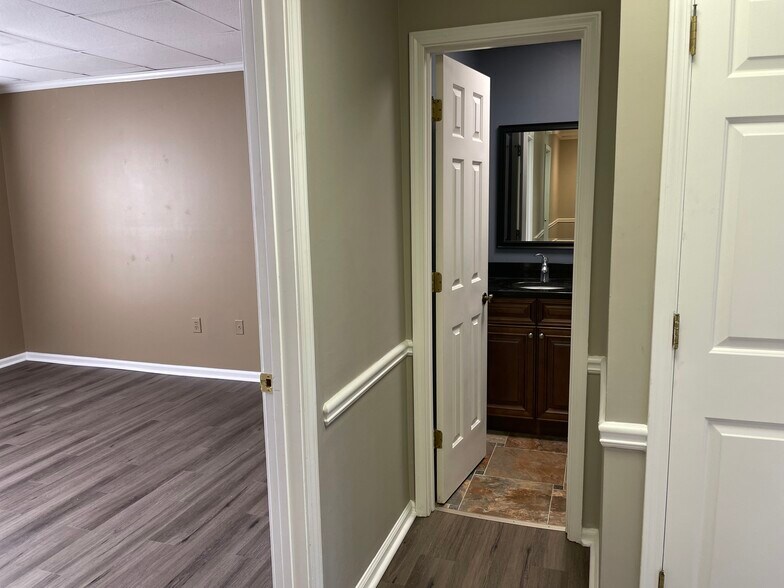 More Photos Of 770 Old Roswell Rd, Roswell Office For Lease