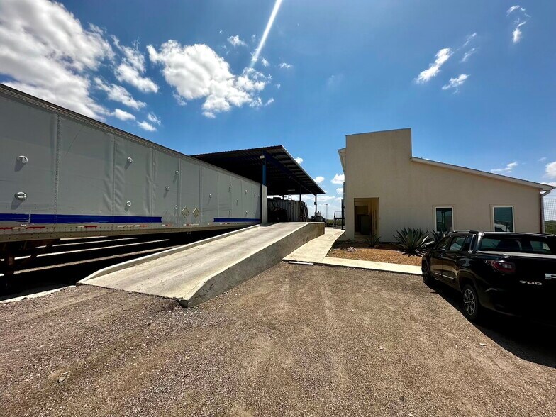 More Photos Of 539 El Pico rd, Laredo Truck Terminal For Lease